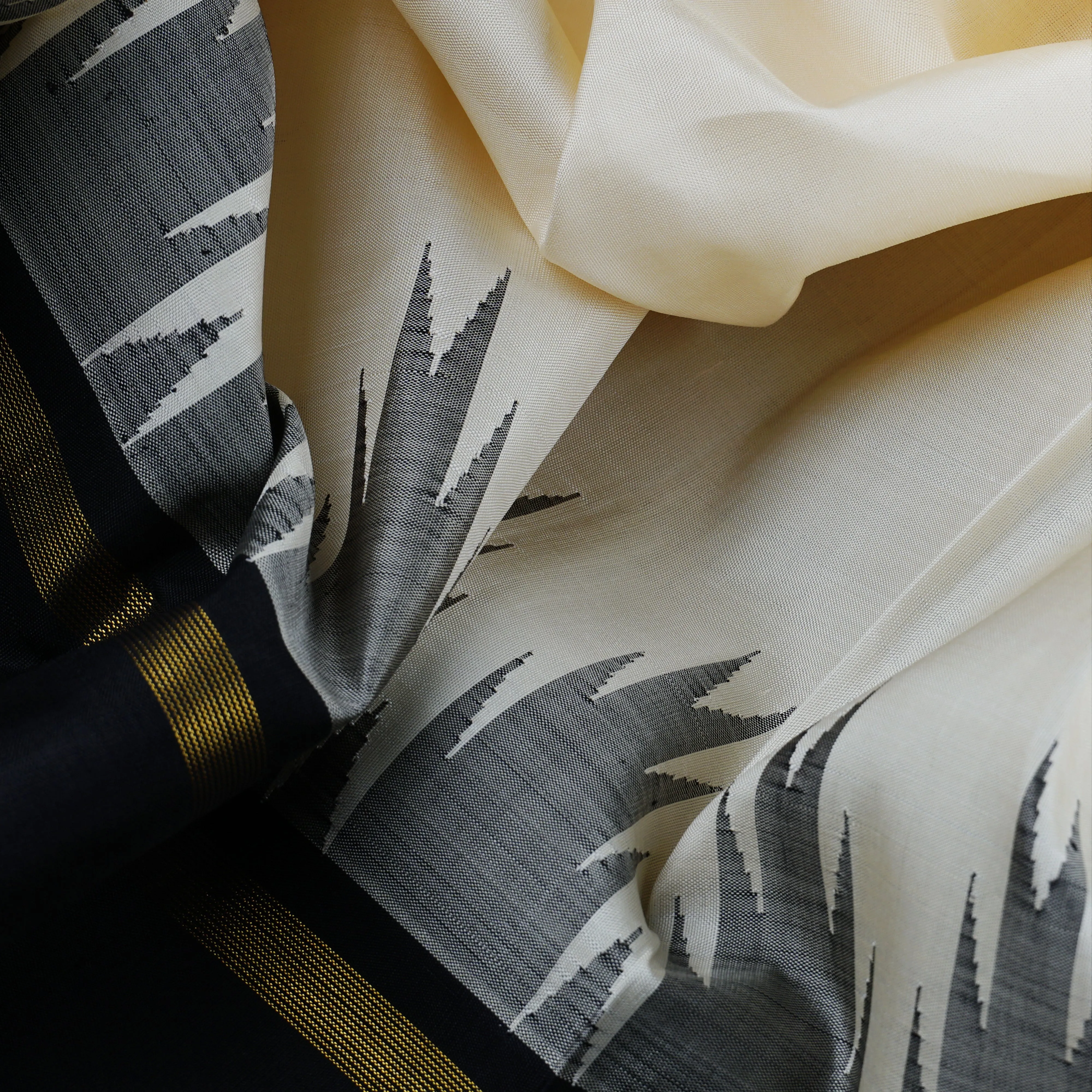 Handwoven Off-white with Black Kanjivaram Silk Saree - 1950T006144DSC